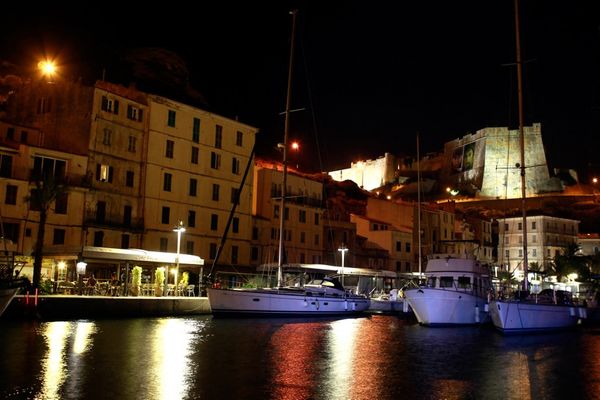 Le gérant du bar "B'52" à Bonifacio a écopé d'un avertissement préfectoral pour manquement aux règles sanitaires en vigueur et troubles à l'ordre public. 