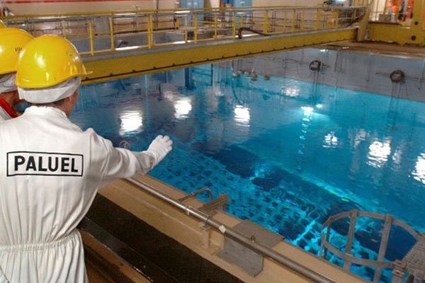 La piscine de stockage d'uranium à la centrale nucléaire de Paluel