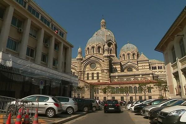 A gauche : l'hôtel de police. En face : la cathédrale de la Major 