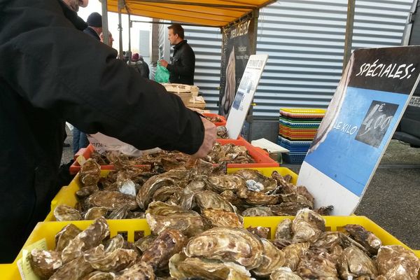 Ruée sur les huîtres ce matin au marché des Couronneries de Poitiers