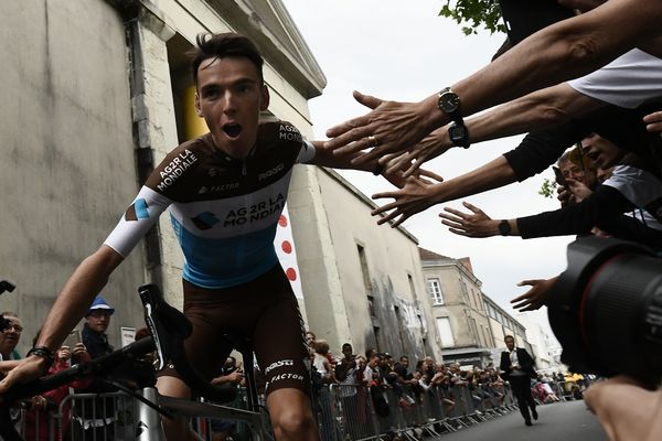 Le cycliste brivadois,favori de ce Tour 2018, acclamé par le public de La Roche-sur-Yon lors de la présentation avant le grand départ, le 5 juillet 2018.