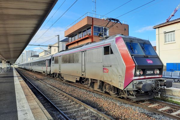 Un Intercités en gare de Clermont-Ferrand