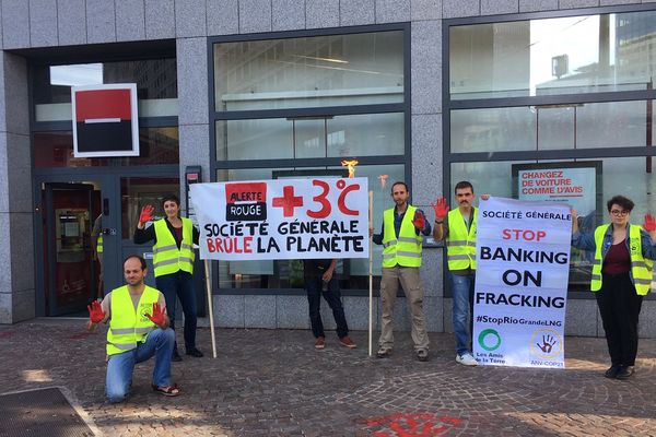 Ce samedi matin, une dizaine d'activistes ont déployé leurs banderoles devant la Société Générale, en contrebas de la Tour incity