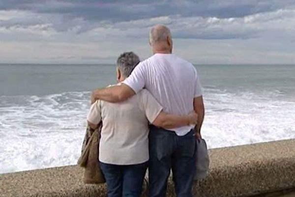 Des amoureux regarde la mer à la chambre d'amour à Anglet 