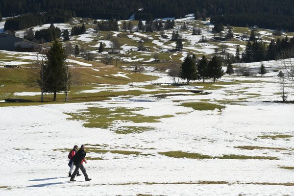 Une piste de ski dans la station des Rousses (Jura). Le niveau d'enneigement actuel n'est pas meilleur.