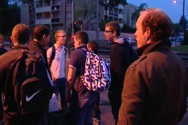 Un assistant d'éducation à l’entrée d'un lycée