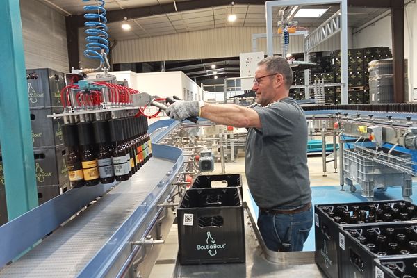 Dans son usine de Carquefou, l'usine de la société Bout' à Bout' peut gérer le lavage de 10 000 bouteilles par heure