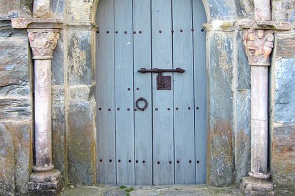 La porte d'un monastère (illustration).