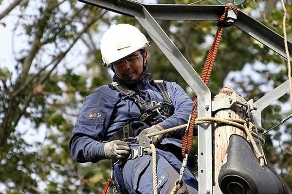 Un agent de l'ERDF en intervention à Fourches dans le Calvados, 28 octobre 2013