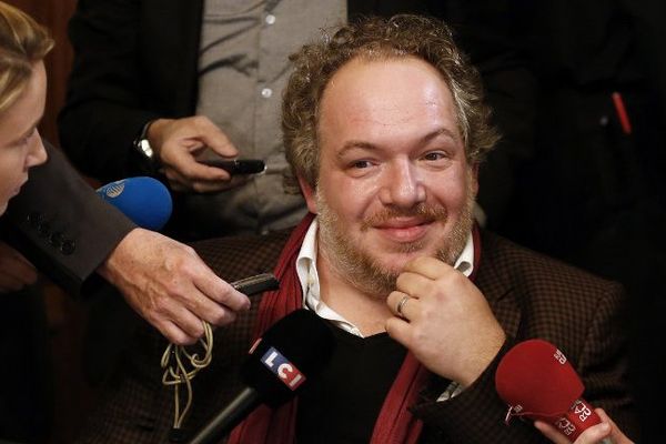 Mathias Enard, lauréat du Goncourt 2015 pour "Boussole", assailli par les journalistes après l'annonce du prix.