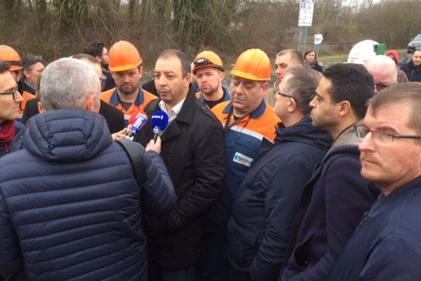 Les salariés d'Ascoval étaient réunis ce lundi matin devant le site. 