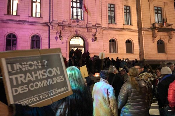 Une centaine de manifestants s'est réunie ce 8 novembre au soir devant le parvis de la mairie d'Oullins. Ils dénoncent une "trahison" de la part des maires d'Oullins et Pierre-Bénite.