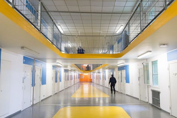 Derrière les murs de la prison, les tensions montent depuis que les parloirs ont été suspendus à cause du confinement.