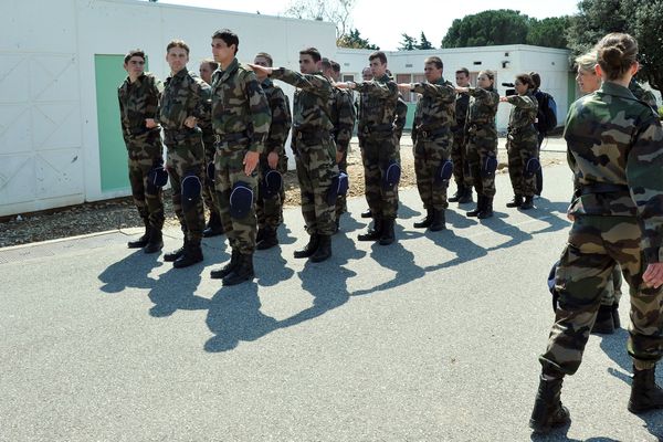 Les réservistes sont formés comme des militaires pour renforcer les forces armées actives.