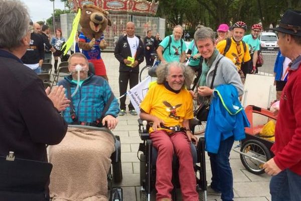 Des Malades De La Maladie De Charcot Effectuent 788 Km En Fauteuil Roulant