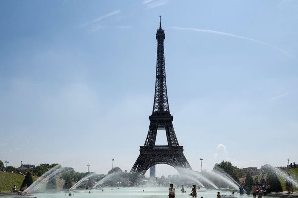 Des Parisiens devant la tour Eiffel, lors de la vague de chaleur de juillet 2018 (illustration).