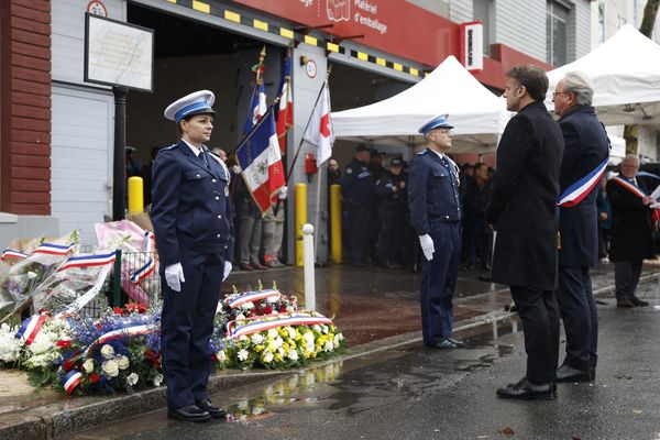 Emmanuel Macron et le maire de Montrouge, Etienne Lengereau, rendent hommage à Clarissa Jean-Philippe, tuée le 8 janvier 2015 par Amedy Coulibaly.