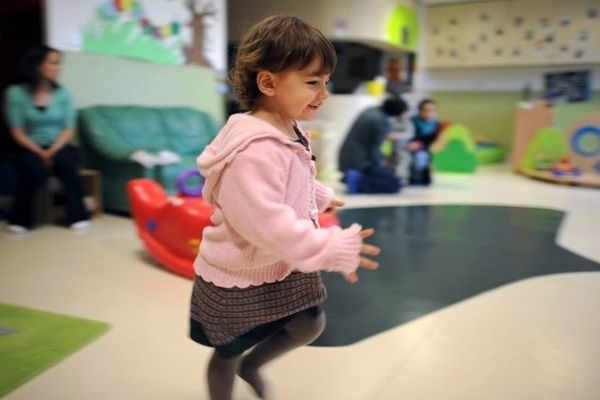 Un enfant s'amusant dans une crèche parisienne.