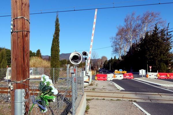 Ce jeudi 24 octobre 2024, le parquet requiert cinq ans de prison contre la conductrice du car scolaire heurté par un train à Millas dans les Pyrénées-Orientales.