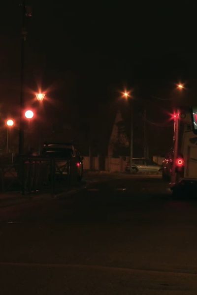 Sur le côté gauche de la chaussée, les anciens lampadaires. Ils vont être remplacés par leurs successeurs, sur le côté opposé.