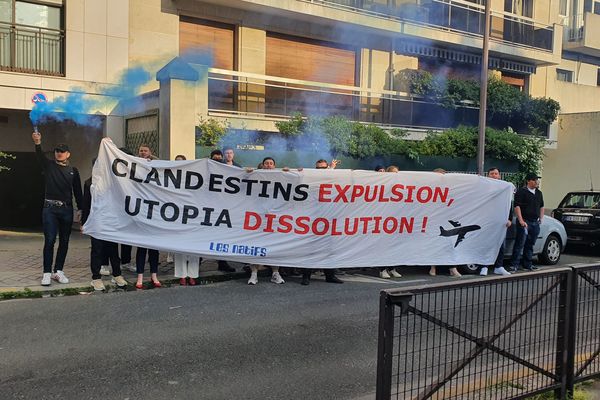 Des militants du groupuscule d'extrême-droite "Natifs" ont manifesté   mardi 16 mai devant l'école occupée par des migrants, rue Erlanger à Paris.