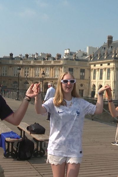 Ils sont venus danser sur le pont des Arts pour célébrer la chanteuse Aya Nakamura.