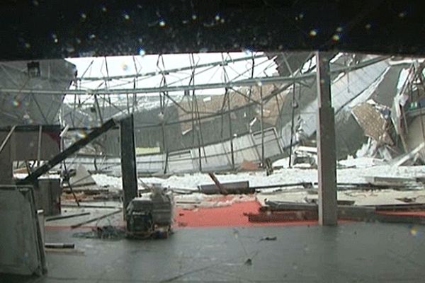 Le hall 2 du parc Expo de Caen ce mardi 12 mars après l'effondrement de la toiture sous le poids de la neige