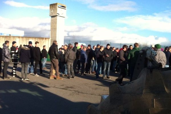 Une centaine d'agriculteurs sont venus symboliquement "se constituer prisonniers" devant la prison de Vezin-le-Coquet près de Rennes