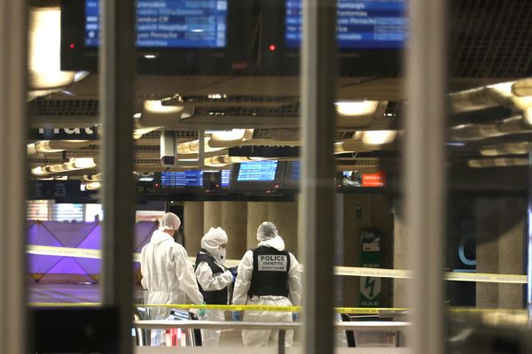 La police sur les lieux de l'agression, après l'attaque au couteau samedi matin gare de Lyon.