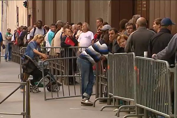 Longue file d'attente devant la préfecture du Rhône