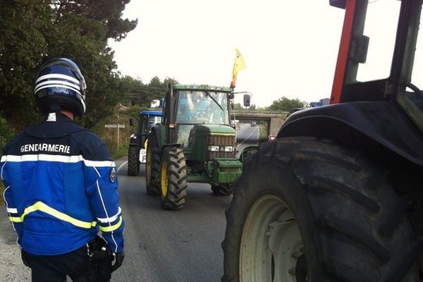 Les agriculteurs opposés à l'aéroport de Notre-Dame-des-Landes ont rejoint le tribunal de Saint-Nazaire en soutient d'un des leurs, jugé pour pour avoir volontairement commis des violences, au volant de son tracteur, n’ayant pas entraîné d'incapacité de travail, sur un gendarme