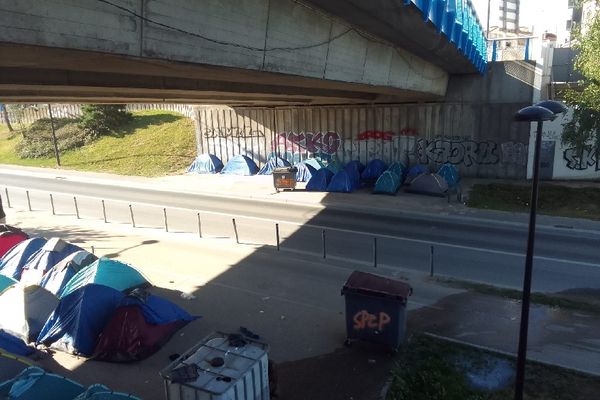 Un autre campement s'est improvisé il y a deux mois sous un pont à Ivry-sur-Seine (Val-de-Marne).