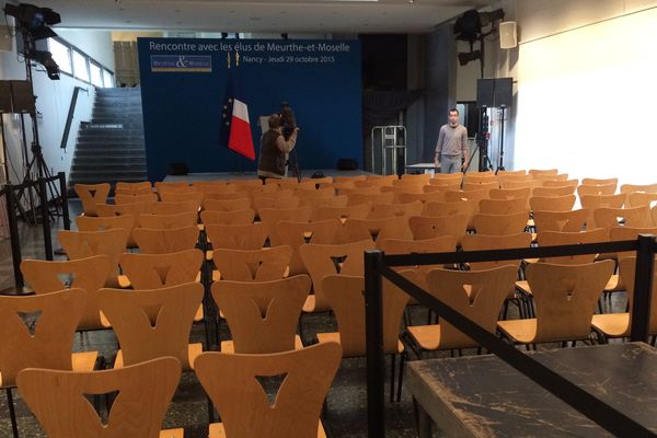 La salle du conseil départemental de Meurthe-et-Moselle préparée pour le discours du président de la République