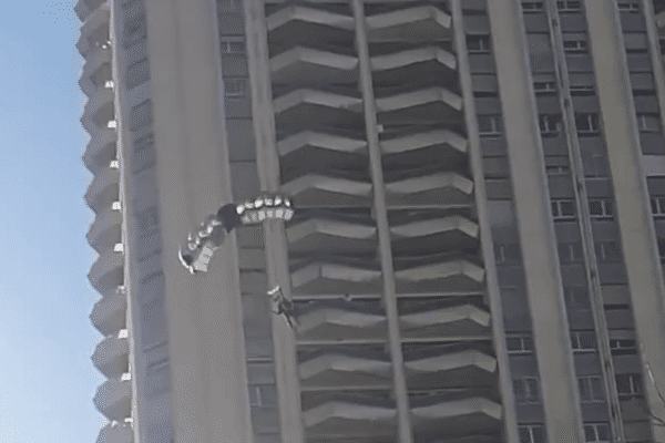 Deux parachutistes déguisés en pères Noël ont sauté, dimanche 17 décembre 2023, depuis un immeuble près du stade Vélodrome à Marseille.