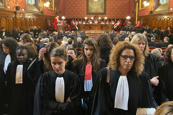 Les avocats tournent le dos symboliquement au 'pouvoir" et  maintiennent la pression sur le gouvernement  