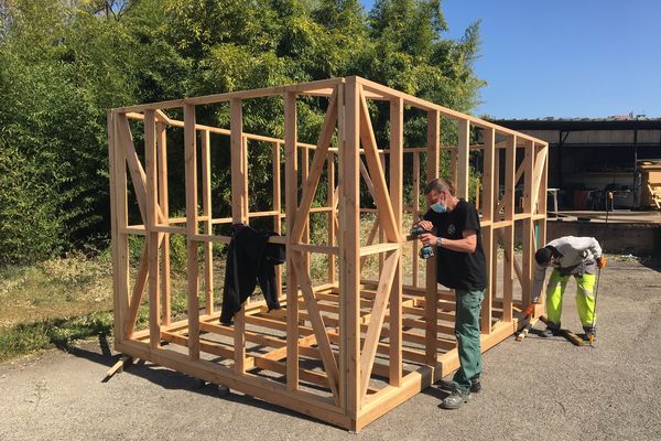 Des cabanons en construction pour accueillir à Lyon des jeunes SDF et leurs animaux de compagnie