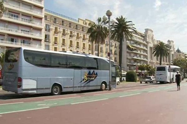 La promenade des Anglais est jonchée de bus de tourisme qui ne se contentent pas de déposer les visiteurs