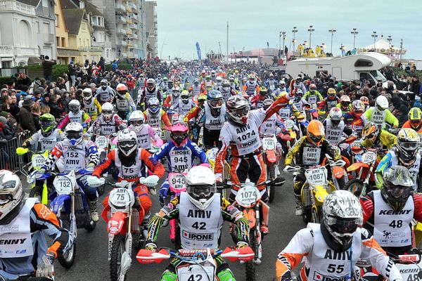 Les motards sur la digue avant le départ de l'Enduropale 2013. 