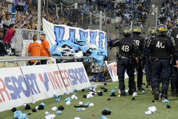 La police sur le terrain, durant le match OM-OL