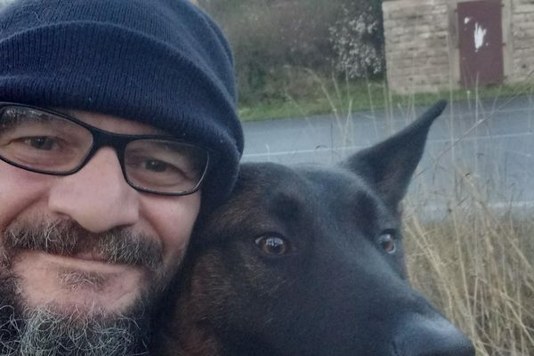 Sébastien Diel, accompagné de son chien Tayko, a entrepris un périple solitaire de près de 8 000 km à travers la France.