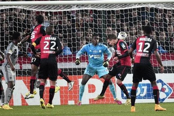 Konradsen (Stade Rennais) trompe Brice Samba (Olympique de Marseille)