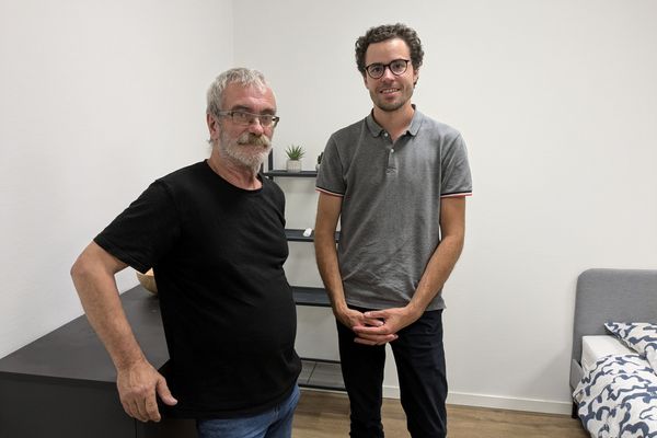 Éric et le directeur de l'entreprise Arthur Deballon dans la pièce aménagée pour les Bureaux du Coeur.