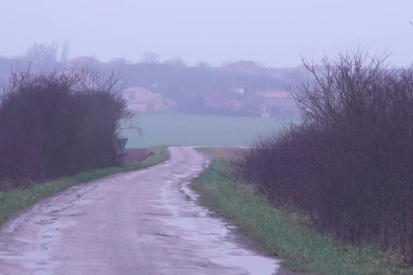 La petite route le long sur laquelle les deux femmes ont été fauchées par une voiture.