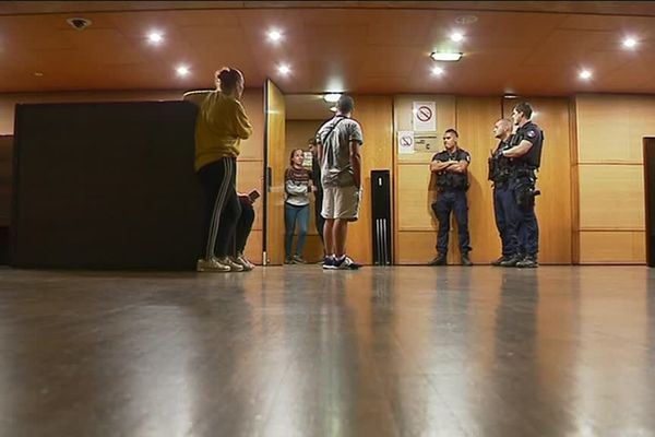 Des forces de l'ordre sécurisaient les accès à la salle d'audience du tribunal correctionnel de Lyon, mercredi 5 septembre, alors que des membres de mouvements d'extrême droite et d'extrême gauche venaient suivre le procès.