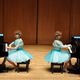 Diane et Audrey Pleynet, en concert à quatre mains, à Tokyo. les deux soeurs jumelles ont développé une technique particulière pour contourner le handicap dont elles sont atteintes