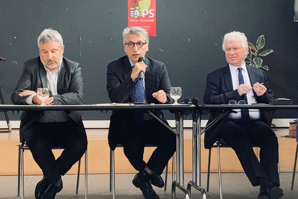 Pendant la conférence de presse au PS brestois ce vendredi, au cours de laquelle Réza Salami (au centre sur la photo) a annoncé qu'il maintenait sa candidature aux législatives