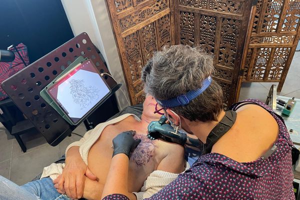 Suite à un cancer du sein, Josiane a fait le choix du tatouage artistique de reconstruction sur sa cicatrice de mastectomie.