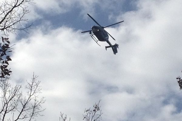 Ce sont des promeneurs qui ont fait la macabre découverte hier après-midi à Flassans. Ils sont tombés nez à nez avec le corps calciné d’un homme. Sur place, en plus des enquêteurs, un hélicoptère de la gendarmerie a été dépêché.