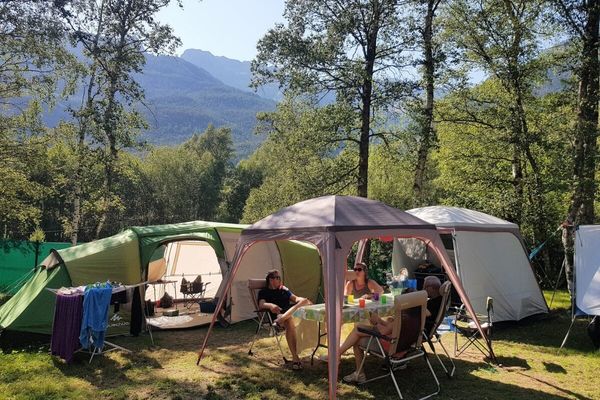 Un terrain nu, une toile de tente : l'emplacement type du vrai campeur