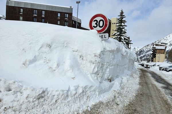 Avec près de 3 m de neige à la station, Isola 2000 connait un risque d'avalanche très marqué en 11 mars.